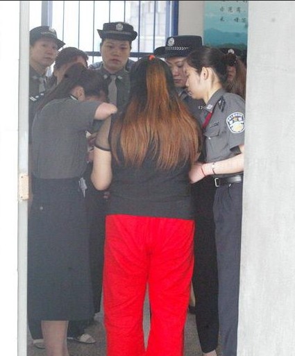 实拍即将被<em>枪毙</em>的<em>美丽女犯</em>(组图)-读书频道-和