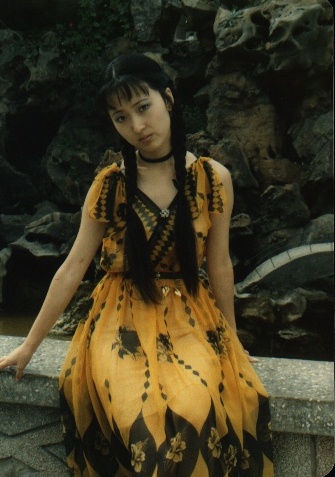 陈晓旭绝美旧照:阅读老山前线战斗英雄来信(组