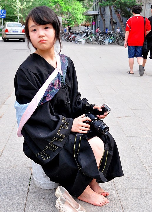 90后童颜大学生赵小雨稚嫩毕业照曝光(组图)