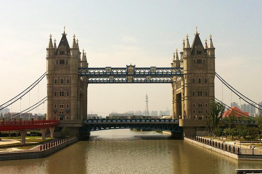 苏州现山寨伦敦塔桥(组图)