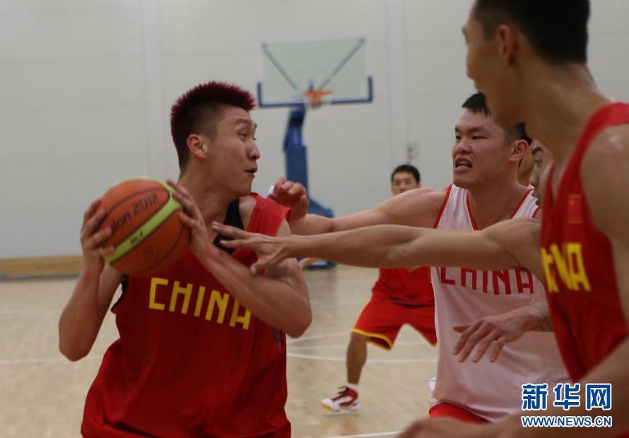 中国男篮进行伦敦奥运会首次适应性训练(组图