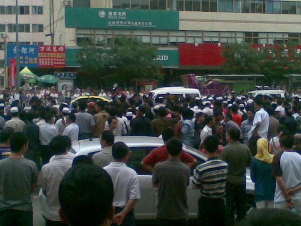 组图热议:兰州城管围殴小贩民众相救 队长下跪