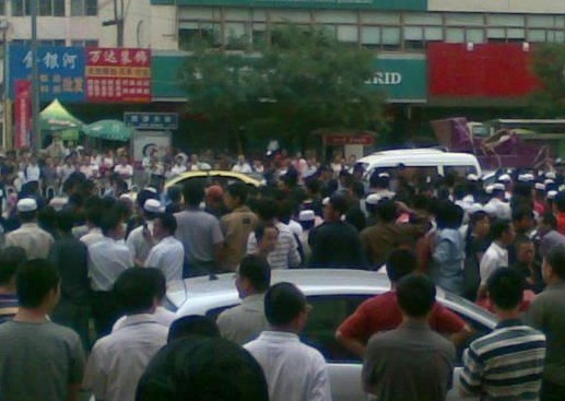 组图热议:兰州城管围殴小贩民众相救 队长下跪