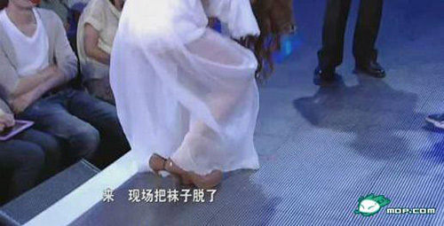 热议:非诚勿扰<em>美女</em>嘉宾现场<em>脱丝袜</em>为男嘉宾示