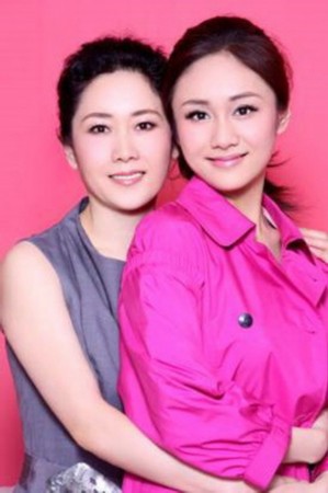 时尚明星母女似姐妹花