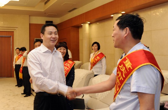 重庆10名官员因不雅视频被免职 涉事者照片曝