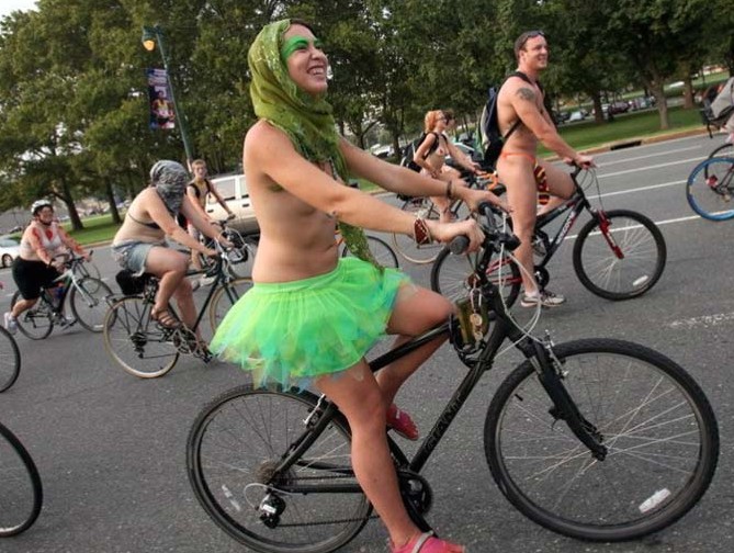 骑自行车上班路上 由于风雨较大摔伤的算工伤