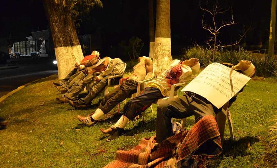 组图:墨西哥7死尸连坐椅上