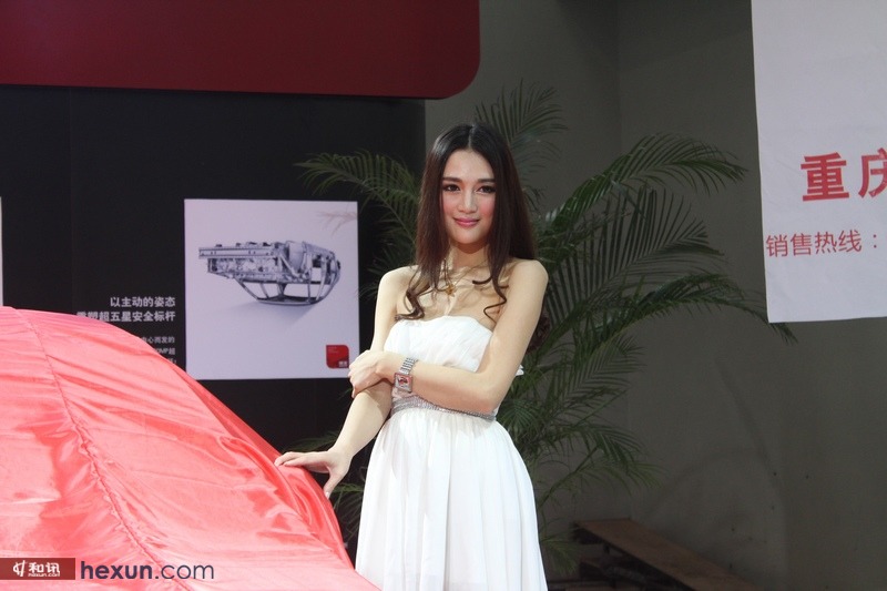 <em>姐妹花</em>车模<em>重庆</em>车展上演极度诱惑