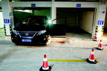 浙江一<em>女司机倒车</em>时撞死丈夫夹死自己(组图)