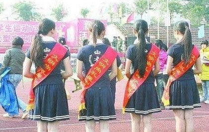 组图:<em>小学生穿</em>夏装表演引争议 行人穿毛衣羽绒