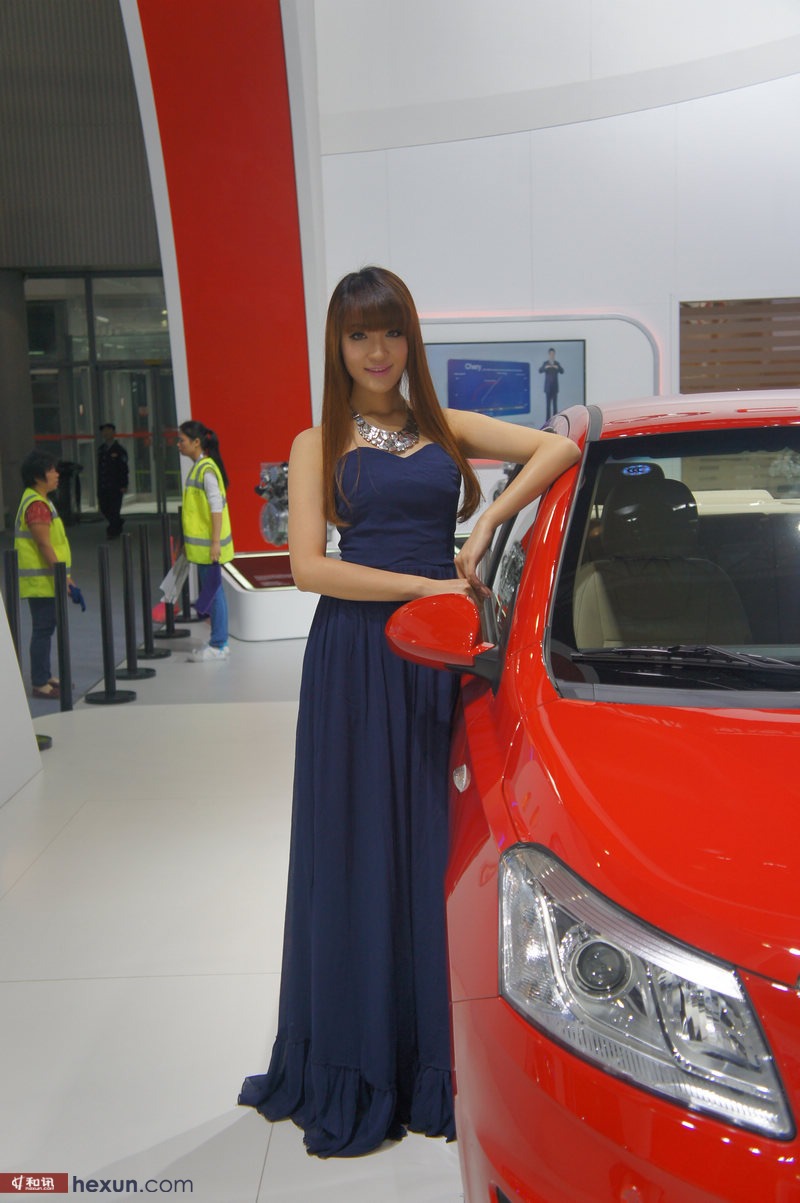 2013广州车展:性感美女被围观
