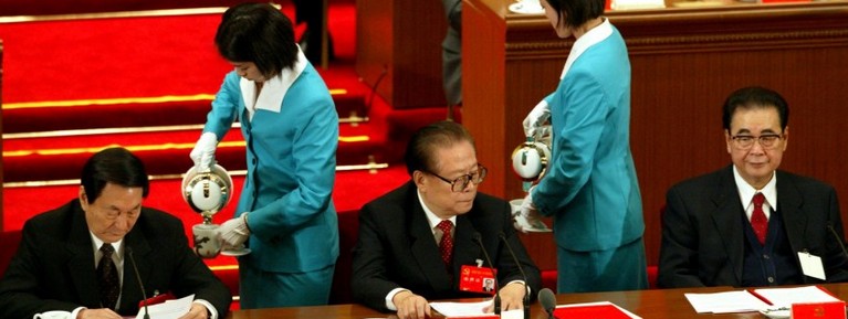 在两会喝茶 <em>美女服务</em>员素质堪比豪宅管家-房