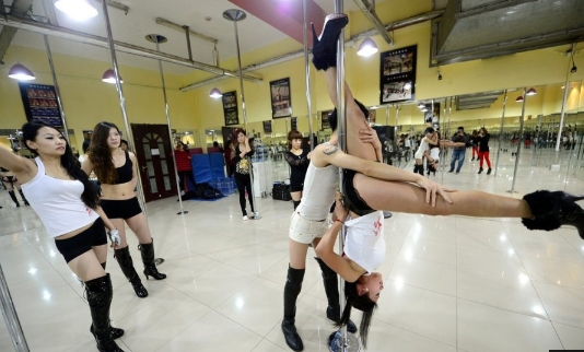 实拍舞蹈室钢管舞培训 <em>农村少女</em>没钱买鞋裸腿