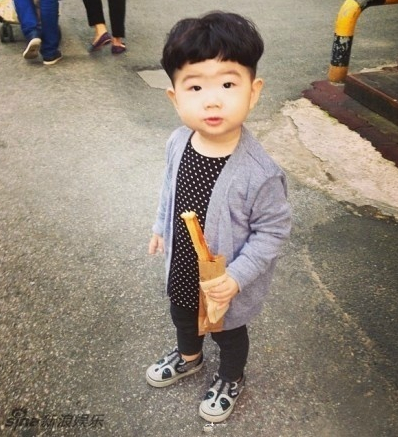 组图:北京汉服小正太桃树下读书萌翻网友 完爆