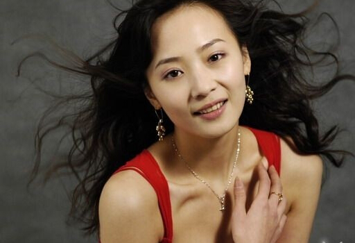 黄海波女友 曲姗姗 面孔清纯身材火辣 二人早已