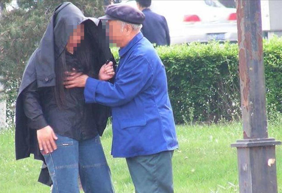 哈尔滨松花江畔出现涉色情服务“老头乐” 光天化日大庭广众下交易