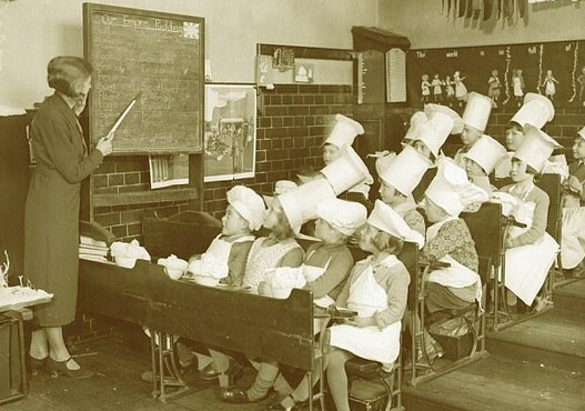 上世纪英国百姓生活照 孩子可以跌爬滚打玩游