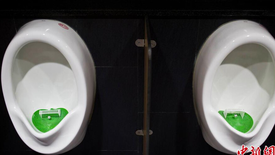沪某男厕小便池里装球门 保洁大叔:好打扫(组图