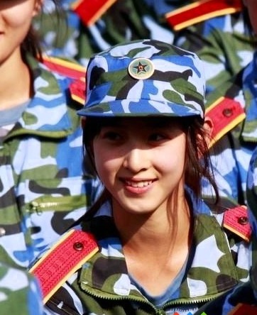 19岁<em>奶茶妹</em>与<em>刘强东同居</em>引关注 酒店热吻不避