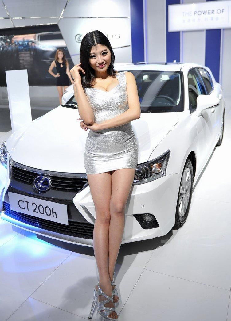 清纯学生<em>妹热舞</em> 金发车模冷眼旁观-汽车频道-和