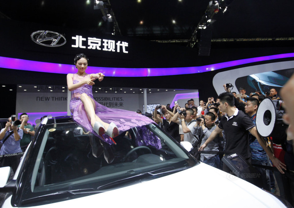 武汉车展车模高挺胸器太<em>大胆</em> -汽车频道-和讯网