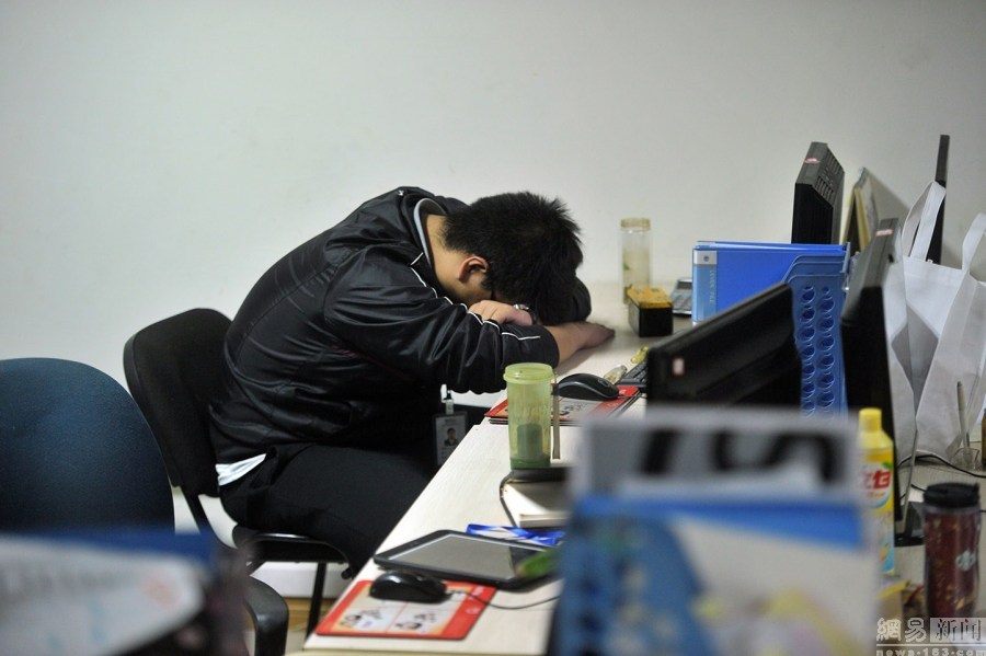 成都网店半小时接72万单 员工通宵接单