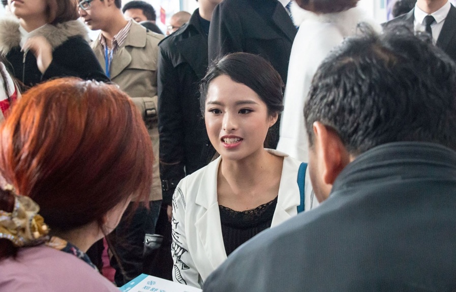 杭州举办传媒类大学生招聘会 美女如云(组图)