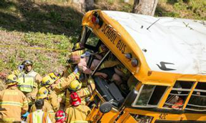 校车真的国外好? 国内外校车事故组图