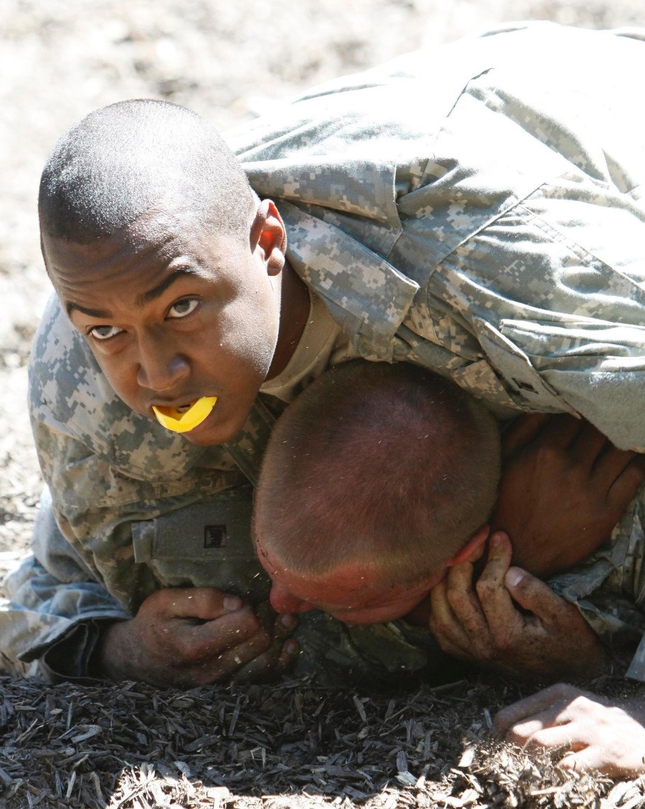 近看<em>西点军校女兵</em>近距离肉搏训练 -科技频道-和