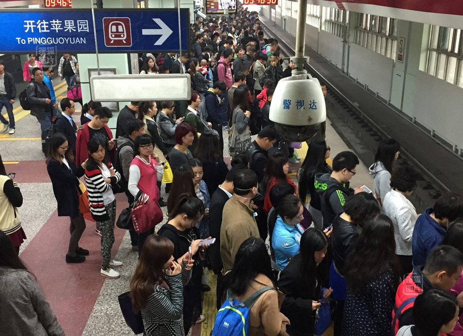 图片故事:地铁站里看北京