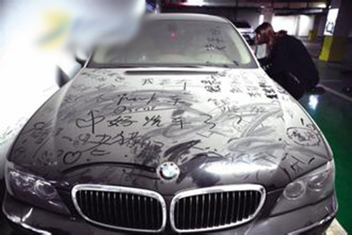 过年 停车场豪车被弃  停在那落灰拼任性 -汽车频