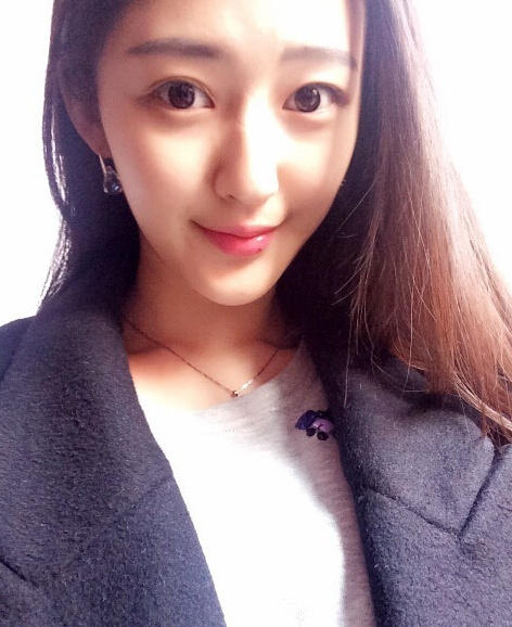 17岁艺考女生走红 网传有考生因太美拒绝同场