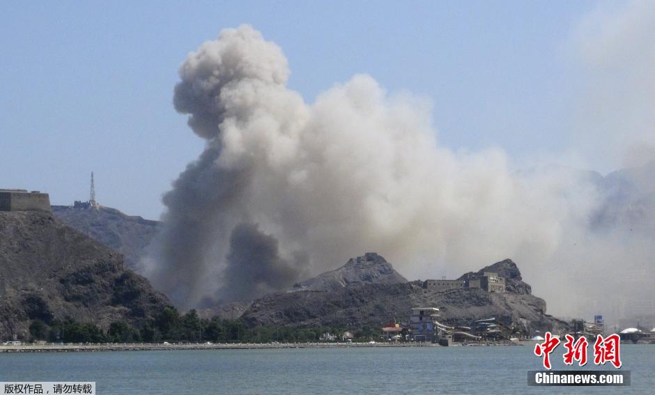 组图:也门军方一军械库发生爆炸 现场浓烟滚滚