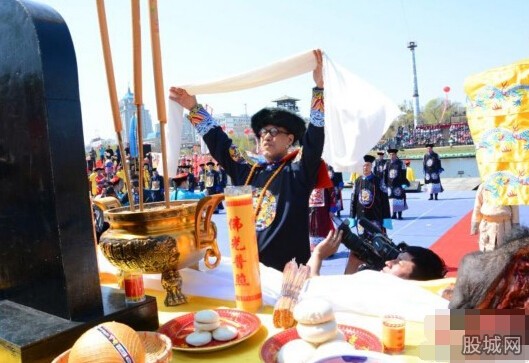 组图:乾隆七世孙举行祭祖大典 程序多达15道