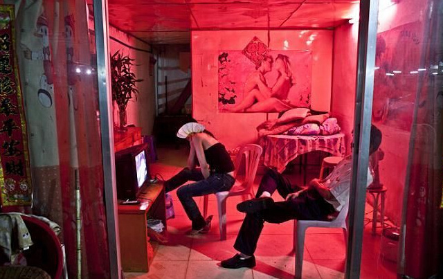 组图:网友实拍果敢洗浴一条街 按摩店名叫“一夜情”-新闻频道-和讯网