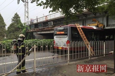 组图:北京东便门桥122路公交车被削顶 多名乘