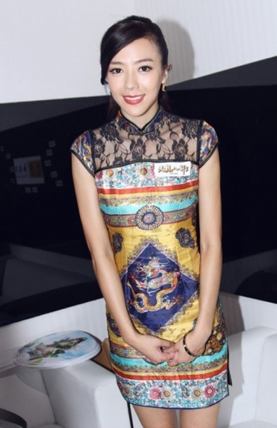 组图:柳岩周韦彤演绎最受异性欢迎的性感穿搭(12/36)