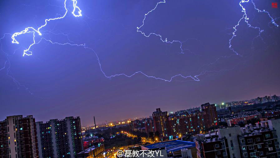 组图:北京遭雷雨 闪电刺破长空