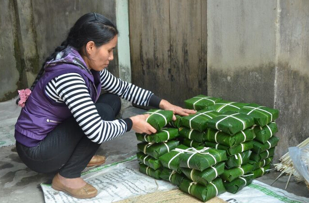 根据越南的传说,糍粑代表天,粽子代表地,天圆地方,所以把粽子做成方形