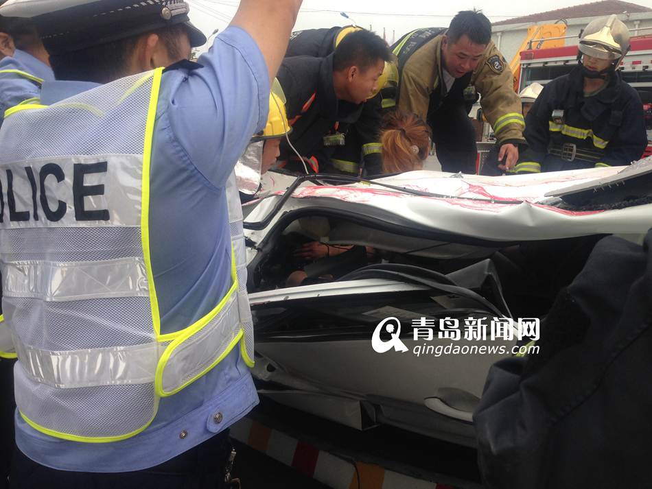 組圖:青島車禍轎車被壓扁 消防吊起集裝箱救出車內兩人