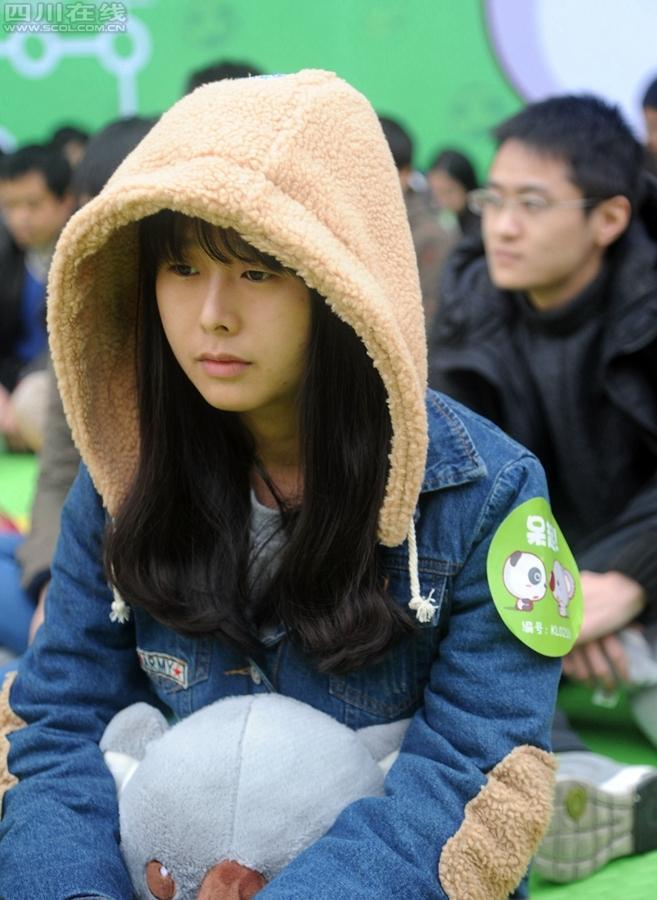 成都举行首个"发呆大赛" 美女萌娃齐放空