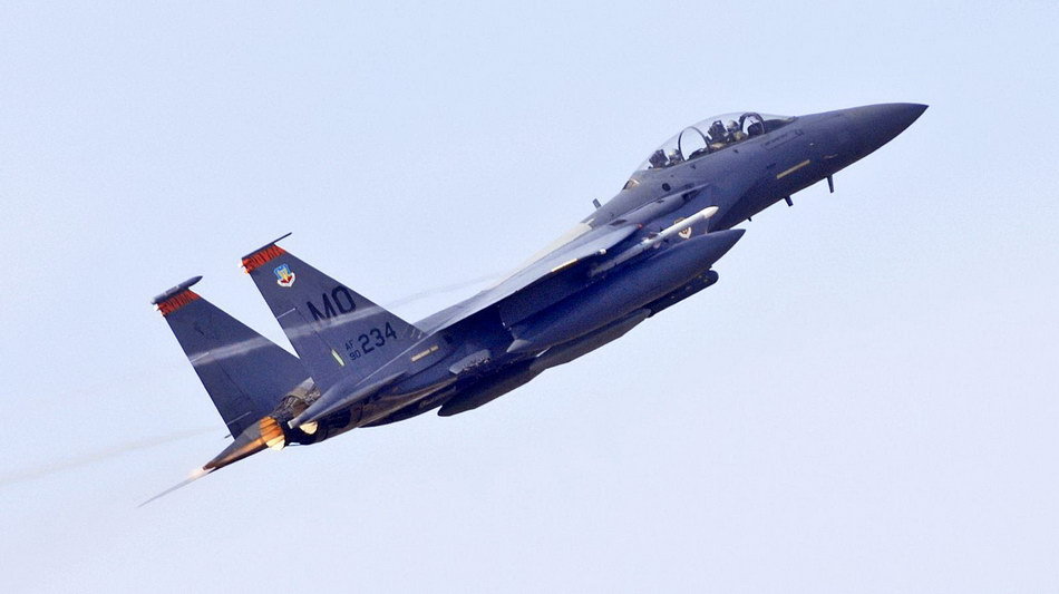 组图:f-15e"攻击鹰"侧飞