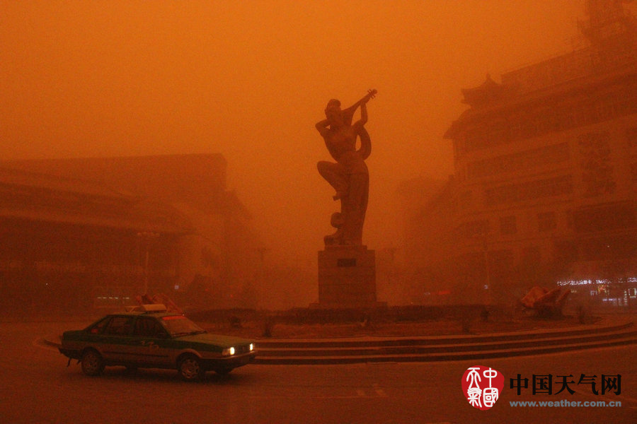 组图敦煌遭遇特大沙尘暴黄沙遮天蔽日