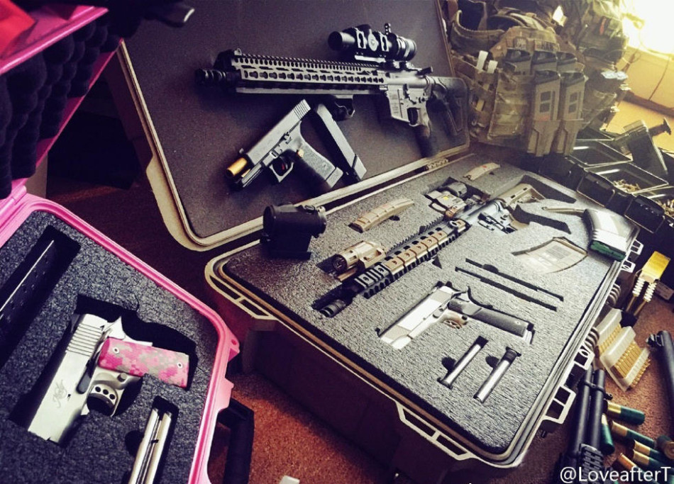 外国网友晒自家武器装备弹药成箱