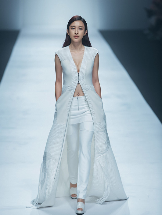 组图:张俪出席时装走秀 穿着前卫大晒事业线