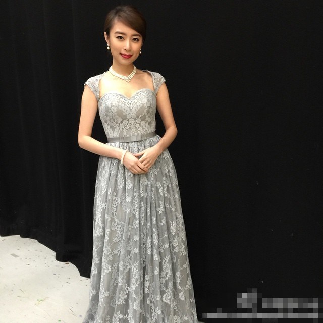 组图:前港姐杨斯雅开成人用品店 亲自讲解产品